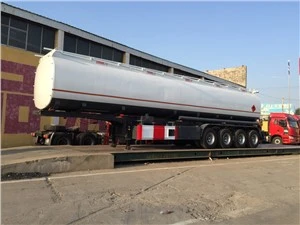 Trelar Truck Tancer Tanwydd 4 Echel wedi'i Customized